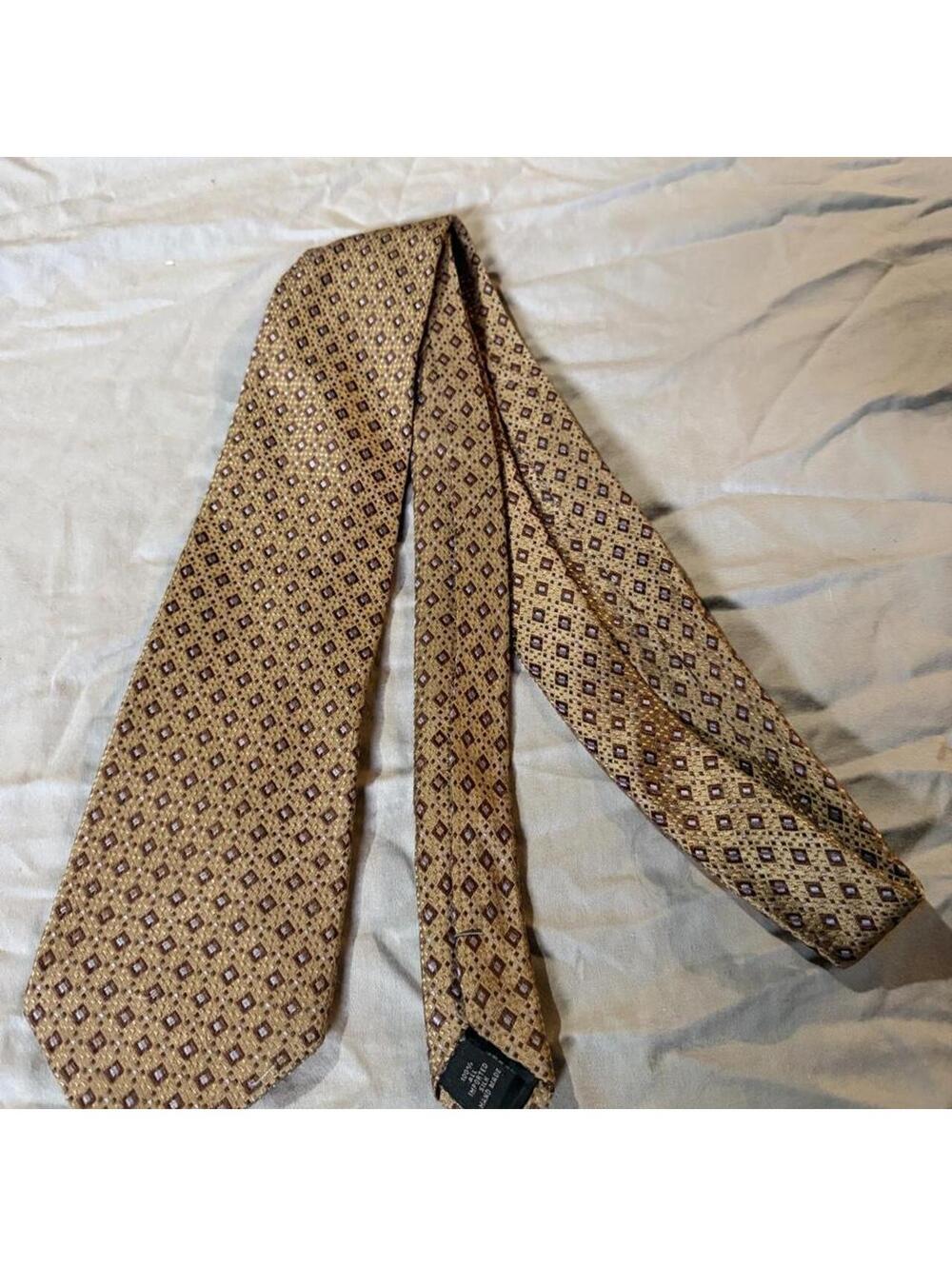 Kenneth Cole Reaction Gold Geometric Pattern Tie - Picture 1 of 4